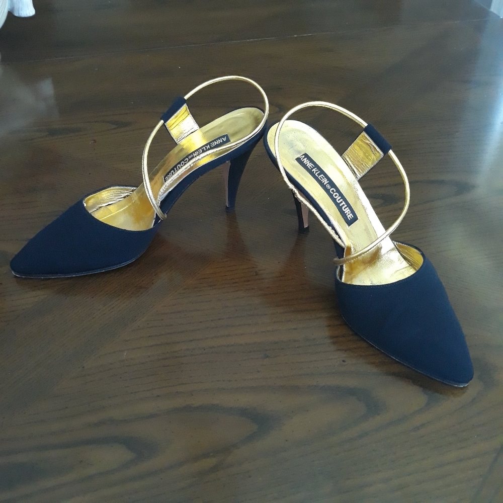 Anne Klein size 6 Black suede